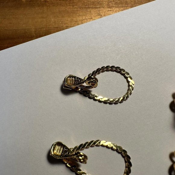 Lot of 2 Both signed Gold Tone Clip On Earrings Napier / Monet - Picture 10 of 12